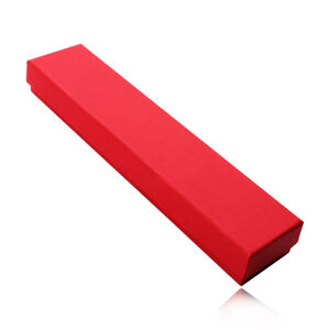 Červená podlhovastá krabička na retiazku alebo náramok, matný ryhovaný povrch
