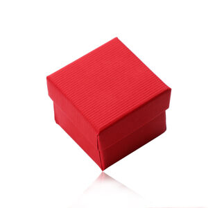 Červená štvorcová krabička na náušnice alebo prsteň, matný ryhovaný povrch