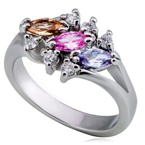 Lesklý kovový prsteň - tri farebné zrnkové zirkóny, číry lem - Veľkosť: 51 mm