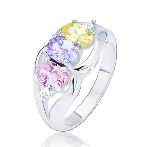 Lesklý prsteň striebornej farby, tri farebné oválne zirkóny medzi vlnkami - Veľkosť: 51 mm