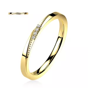 Oceľový 316L prsteň v zlatej farbe - šikmo vsadené číre zirkóny, bodky - Veľkosť: 54 mm