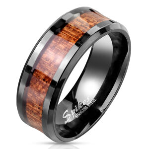 Oceľový prsteň v čiernej farbe - prúžok s dreveným motívom, hladká číra glazúra - Veľkosť: 65 mm