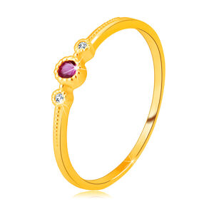 Prsteň zo žltého 14K zlata - červený rubín v objímke, okrúhle zirkóniky, bodky - Veľkosť: 58 mm