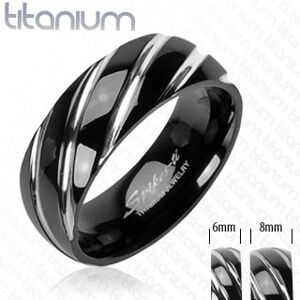 Titánový prsteň čiernej farby - úzke šikmé zárezy v striebornom odtieni - Veľkosť: 63 mm