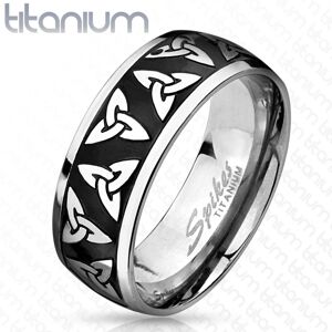 Titánový prsteň striebornej a čiernej farby, lesklé okraje, keltské symboly, 8 mm - Veľkosť: 65 mm