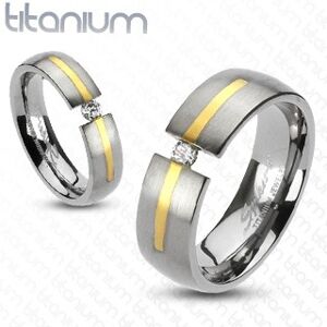 Titánový prsteň striebornej farby - prúžok zlatej farby, zirkón - Veľkosť: 52 mm
