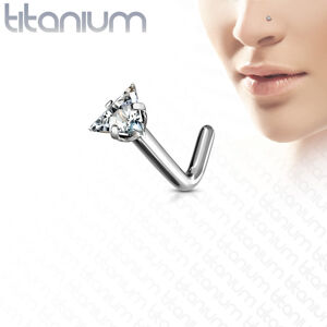 Zahnutý piercing do nosa z titánu - trojuholníkový brúsený zirkón čírej farby  - Hrúbka piercingu: 1 mm